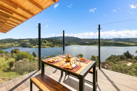 Extraordinary house in the middle of the reservoir