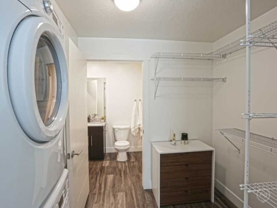 Walk in closet w/full size stack -able washer/dryer