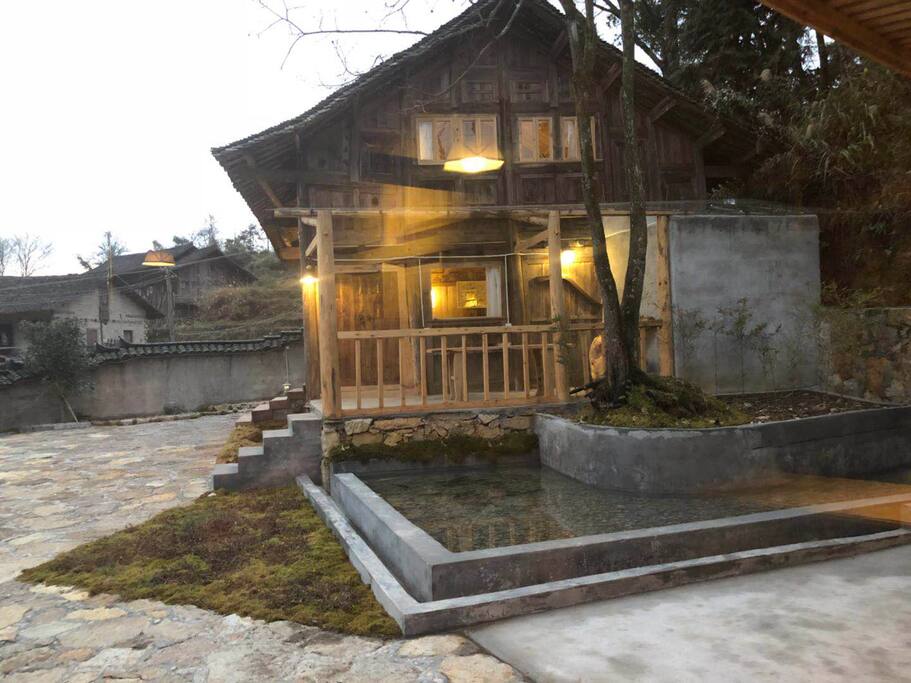 咏怀诗有露台,下有池水,傍树