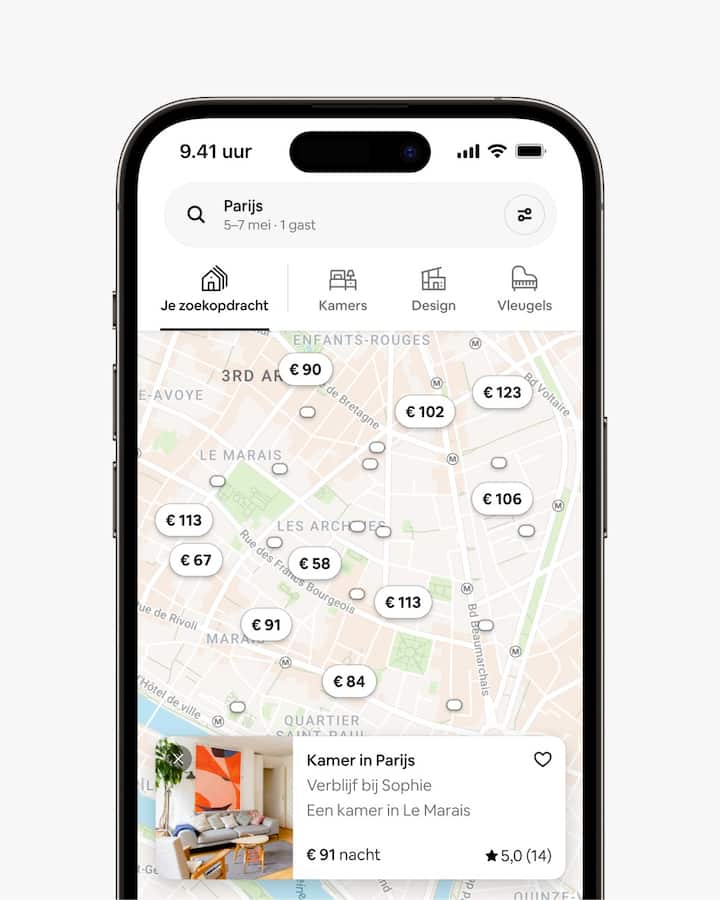 Een animatie zoomt in op Parijs op de Airbnb-kaart. Een scherm waarop meerdere pins advertenties aangeven met de prijzen. Daaromheen laten kleinere pins zien waar andere beschikbare accommodaties zich bevinden. Eén advertentie is geselecteerd en er verschijnt een kaart met informatie over die accommodatie.