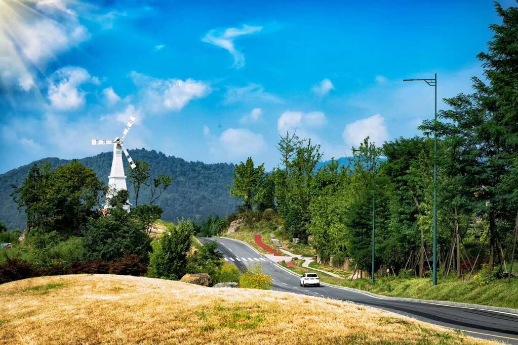 云上温泉别墅位于七里坪国位于七里坪国际旅游渡假区著名风景点景观大道风车对面。云上别墅,绝美环境,美不胜收。