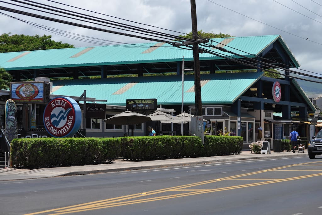 Shopping and dining within Walking Distance