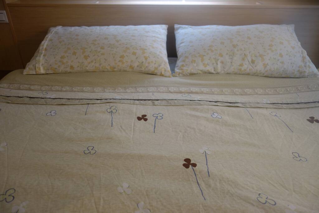 乾淨好睡的床組
;表布是純的精疏綿質觸感好, (all cloth cover with 100% fine cotton)