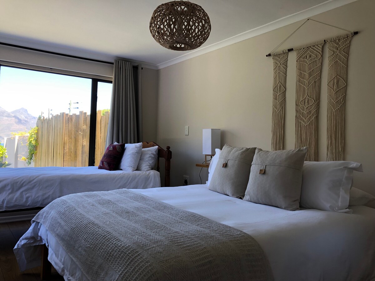 Spálňa č. 1: 1 x manželská posteľ a 1 x samostatná posteľ.