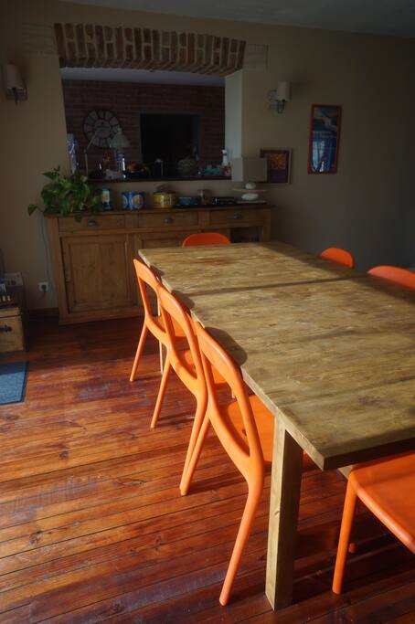 8 places à table avec vue sur le jardin