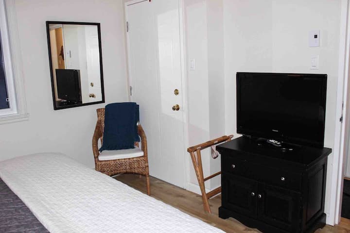 Cama tamaño king iluminada con chambre.
