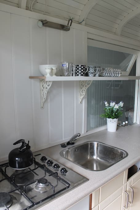 Keuken met 4 p. cookery st. sinc and fridge