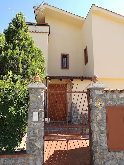 Cancello ingresso alla villa