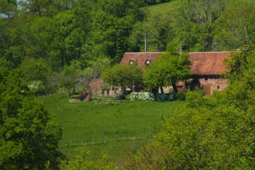 Le Rouchil dans son écrin de verdure