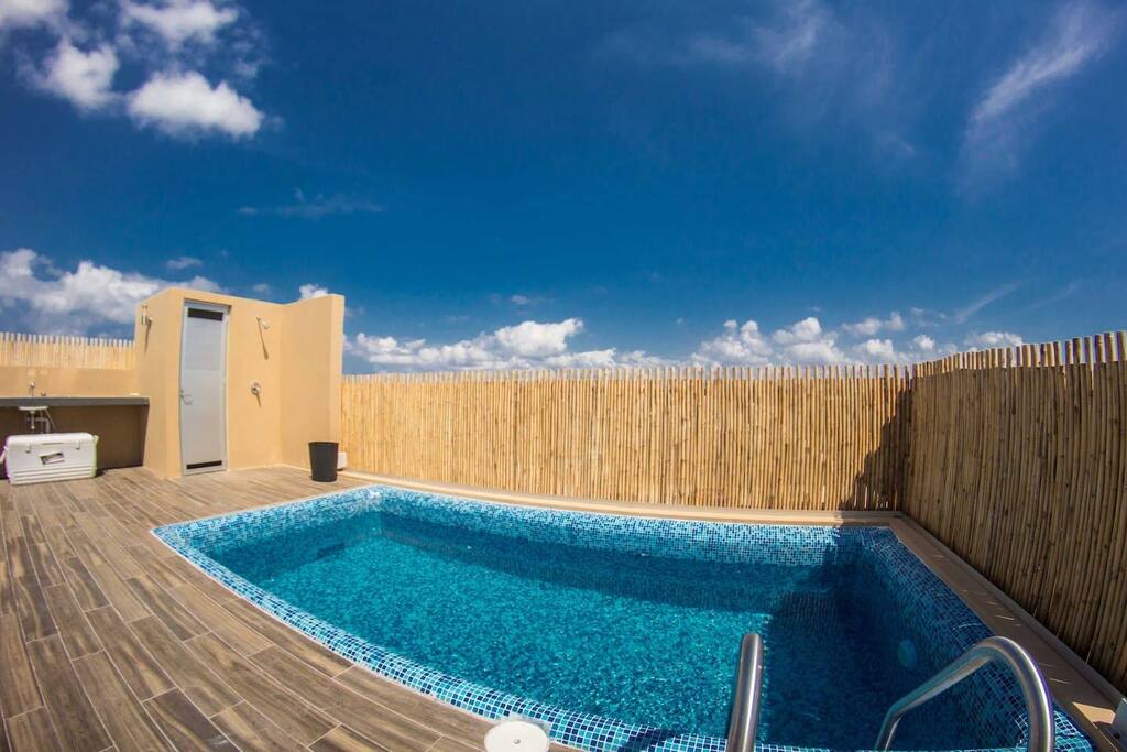 rooftop privado del departamento, donde hay tambien parrilla y baño.