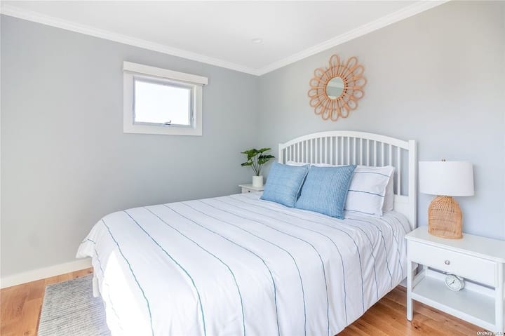 二楼标准双人床客房，配备Casper记忆泡沫床垫。