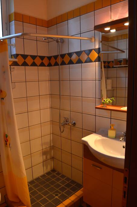 Dusche/WC, Shampoo etc., Handtücher, Föhn, Strandtücher, Sonnenschirm