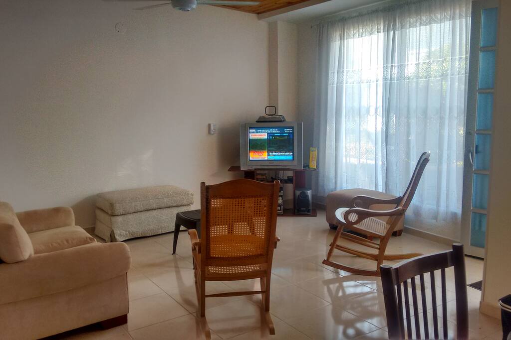 Sala con DIRECT TV, Equipo de Sonido y sillas mecedoras