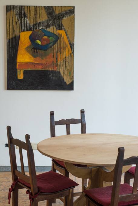 El comedor, entre la cocina y el patio.