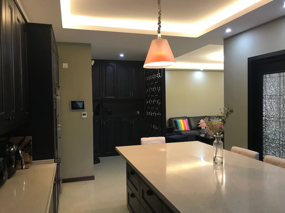 Kitchen & Center Station