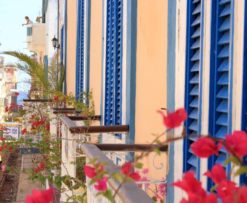 Other view of the bedrooms balconies, you can see the sea at the end of the street
