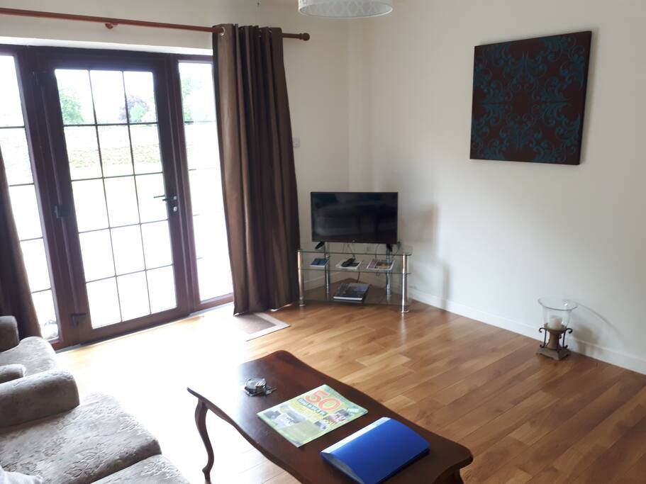 Sittingroom with flat screen smart TV
