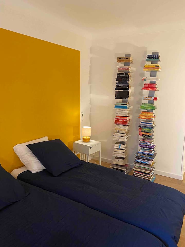 Dormitorio con 2 camas 1 plaza o cama 2 plazas - espacio de oficina - libros - armarios empotrados - aire acondicionado 