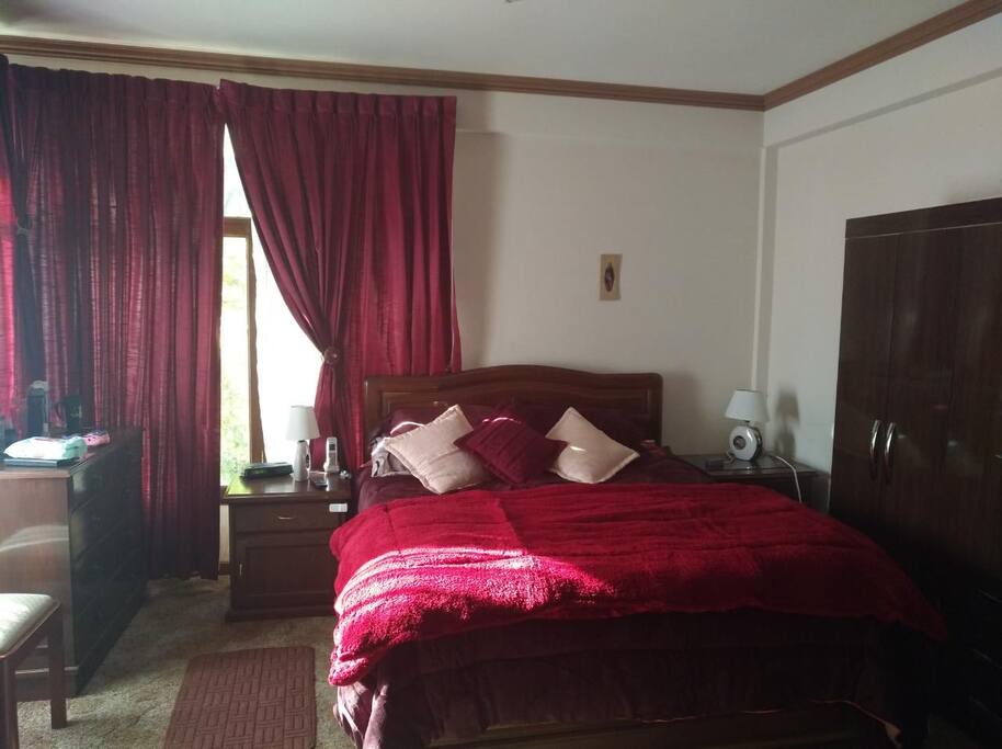El dormitorio provisto de una cama matrimonial