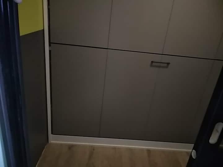 当双层床处于关闭位置时，是自行车和设备的理想空间。 如果您是情侣入住，那就太棒了。
