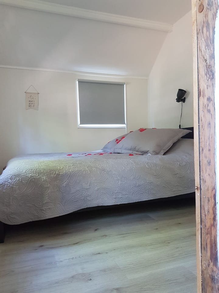 dhoma e pasme, zona e fjetjes midis ambientit të ndenjjes dhe banjës