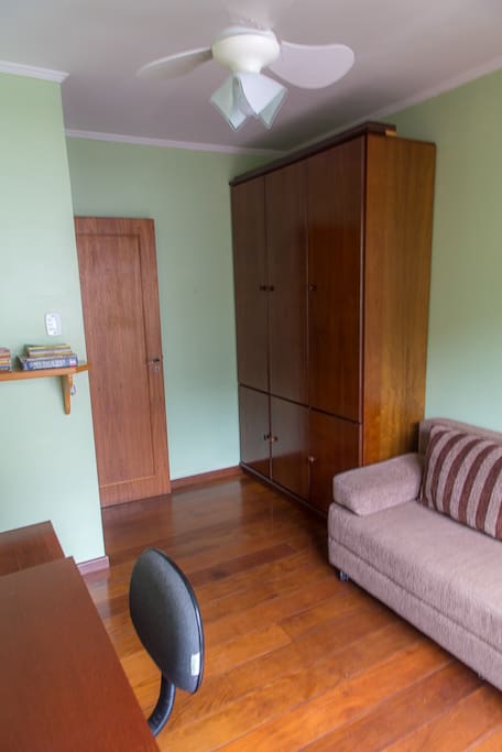 quarto com sofá cama, escrivaninha e guarda-roupas / bedroom with office desk, sofa bed and wardrobe