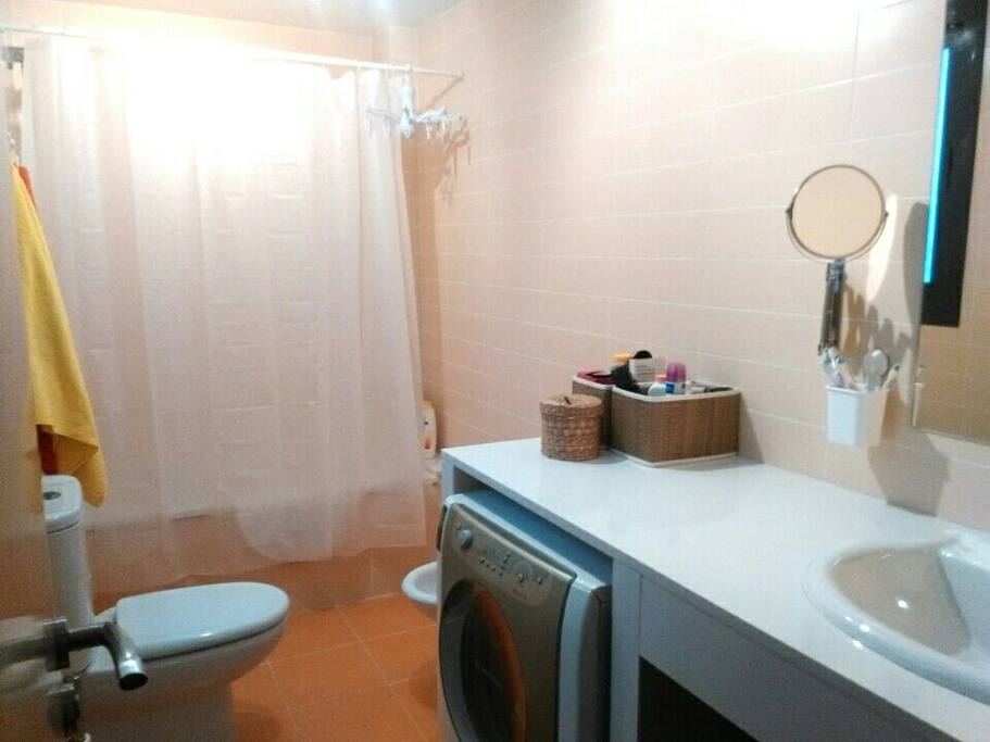 baño con videt, bañera y ducha. Lavadora disponible