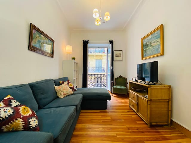 Stylish Apartment Right by the Concha Beach