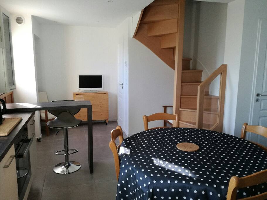 Salle à manger avec télévicion
