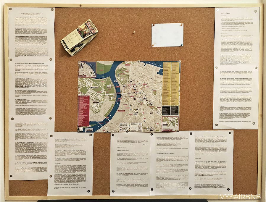 Board in livingroom with a map and most important tourist attractions and food/drink/club suggestions