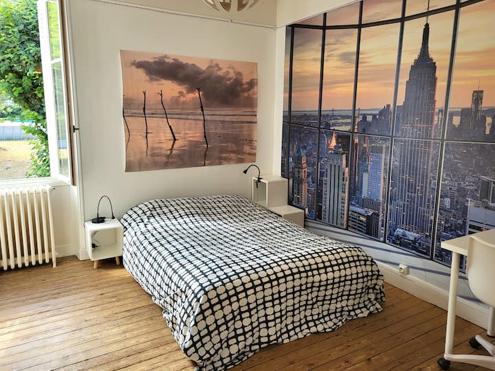 Dhomë gjumi e madhe buzë kopshtit me 140 krevate.