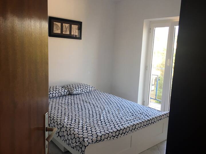 غرفة نوم مع شرفة خاصة صغيرة 