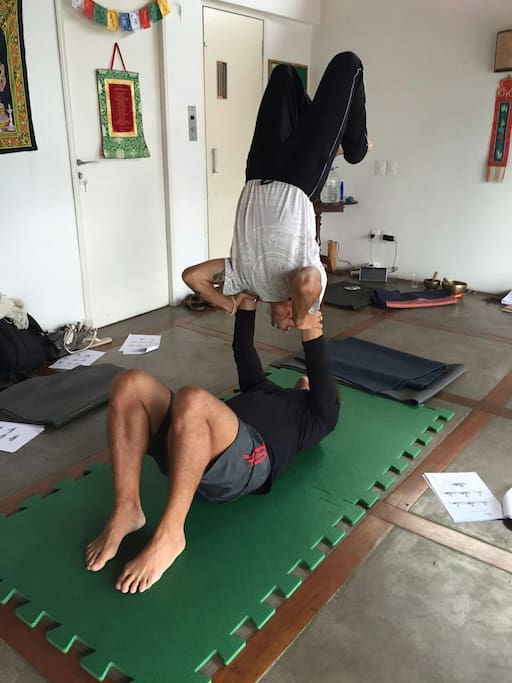 AcroYoga praticada no local.
