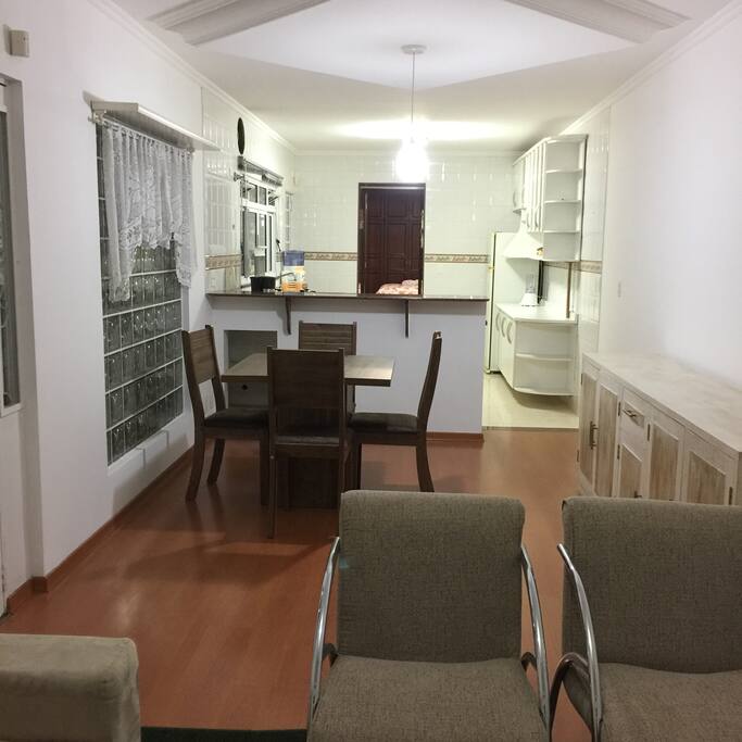 Vista da sala para a cozinha