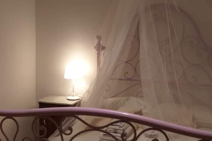 Una camera da letto romantica e speciale con vista sul borgo di Pelago. 