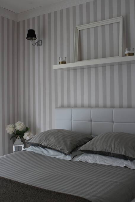 Chambre lumineuse donnant sur la terrasse