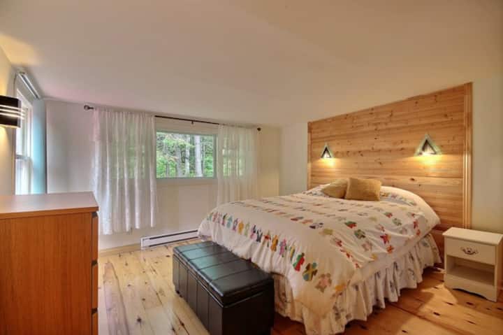 main bedroom: queen bed and crib