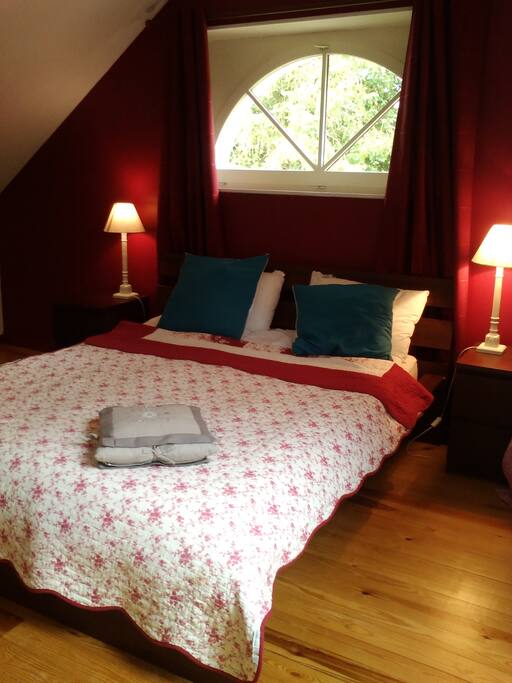 Chambre Rouge avec Douche + WC séparés
