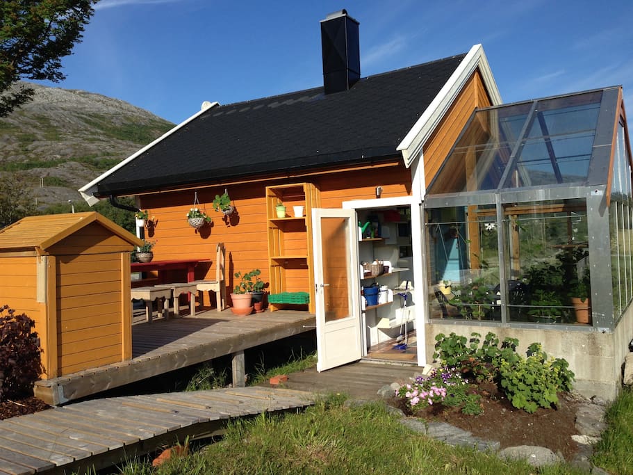 Eldhuset er i kombinasjon med drivhus.