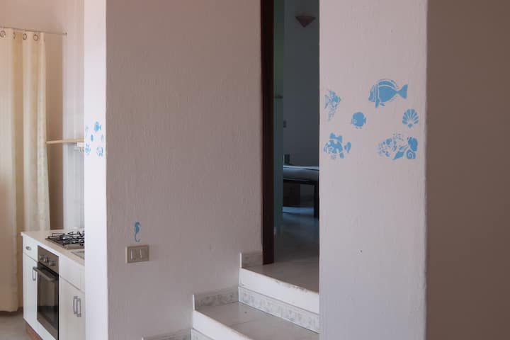 مدخل المطبخ الصغير وغرفة النوم