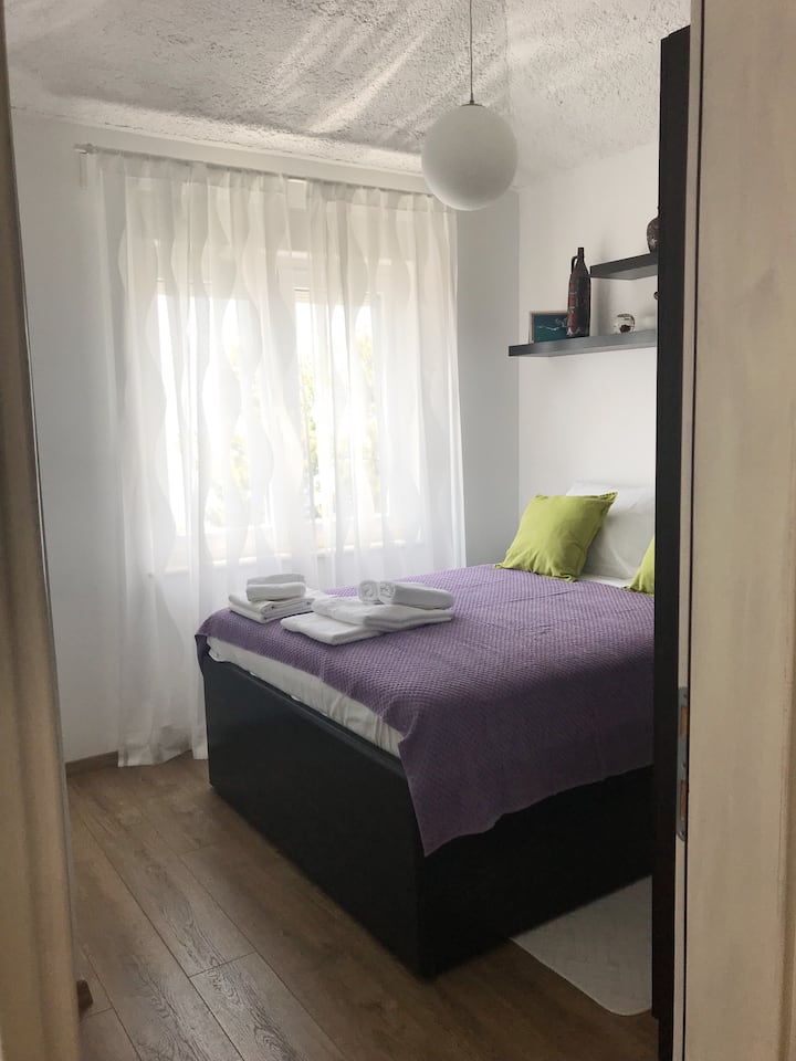 2号卧室1 ：双人床（ 140x200 ） ，大衣柜，面朝大海的窗户