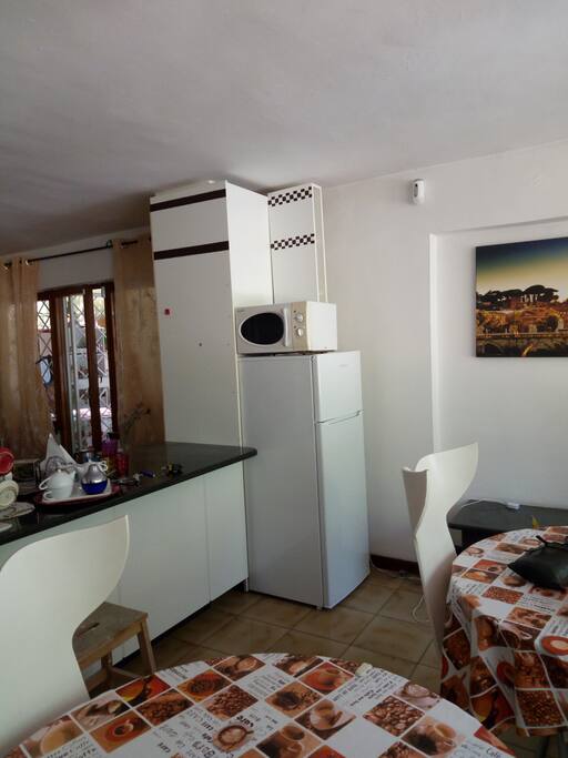 ampio living con piano cottura