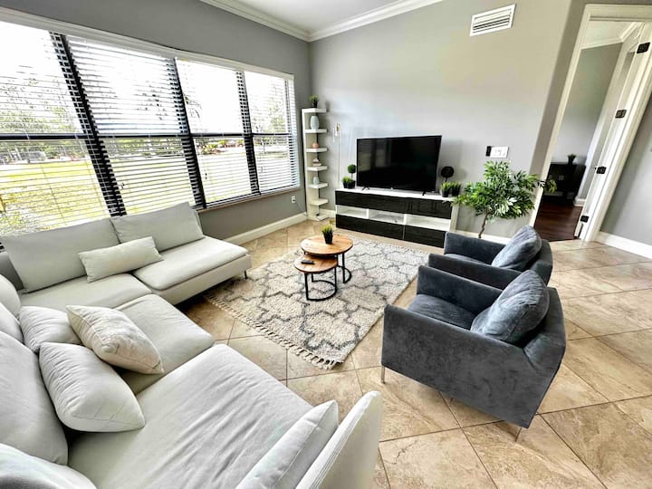 Centrally Located Cozy & Spacious Modern Townhouse