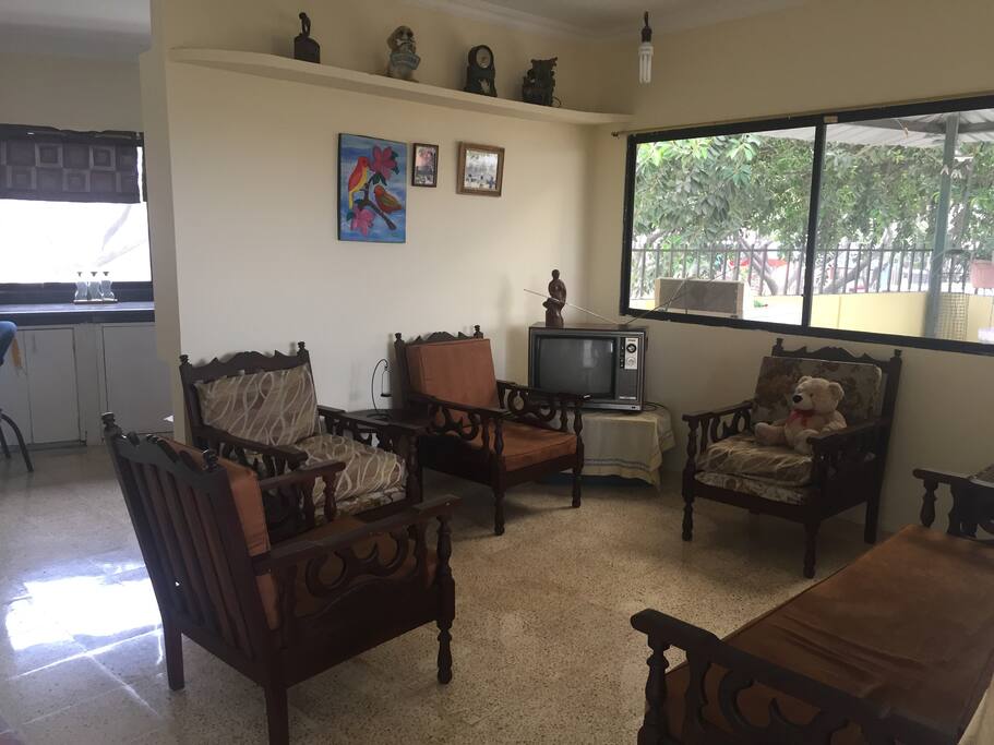 Sala con grandes ventanas