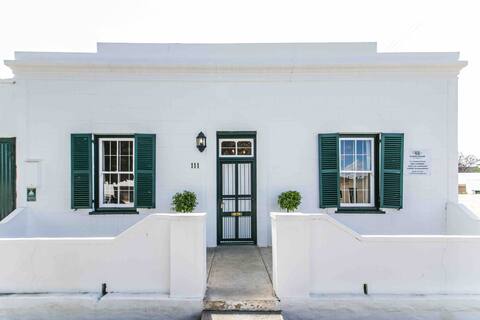 Karoo House. Luxury self-catering, heart of town