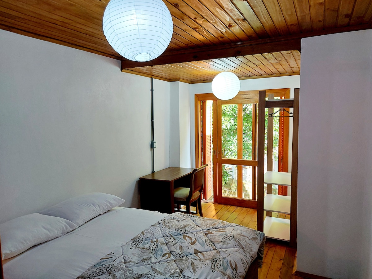 Izba s manželskou posteľou a písacím stolom. Na druhom poschodí. 