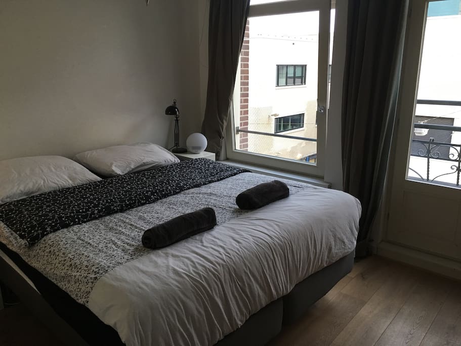 Master bed room / De slaapkamer met een ruim tweepersoonsbed