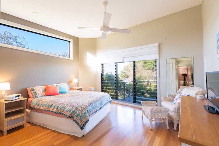 تطل غرفة النوم الرئيسية على الشاطئ الجميل