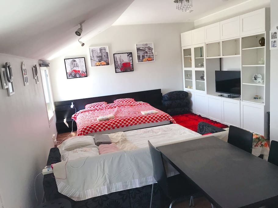 30 sq meters big room with luxury double queen sized bed(2m×1.8m),sofa bed(2m×1.6m) with open kitchen 30平方米的大房间里有豪华大床1.8米宽,沙发床1.6米宽以及开放厨房