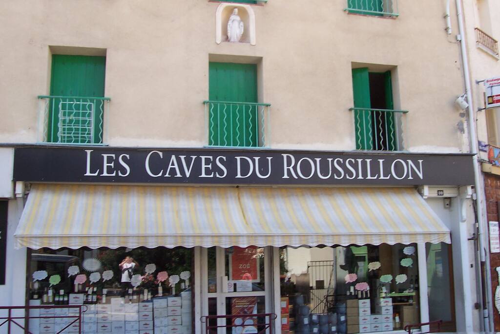l appartement se situe ou les deux volets sont fermé il sagit de la chambre et de la salle a manger.